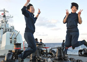 北海舰队女舰员集体亮相 展现青春活力(1)